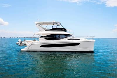 Aquila 44 Yacht — Пауэр-катамаран
