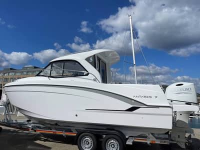 Beneteau Antares 7 — Дейбот / боурайдер