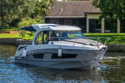 Beneteau Antares 9 — Дейбот / боурайдер
